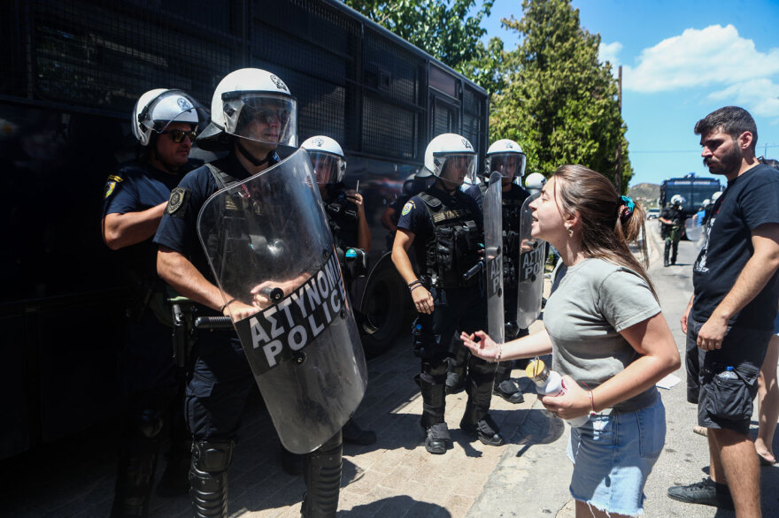 Δακρυγόνα και επεισόδια μεταξύ φοιτητών και ΜΑΤ έξω από τη Σύνοδο των Πρυτάνεων
