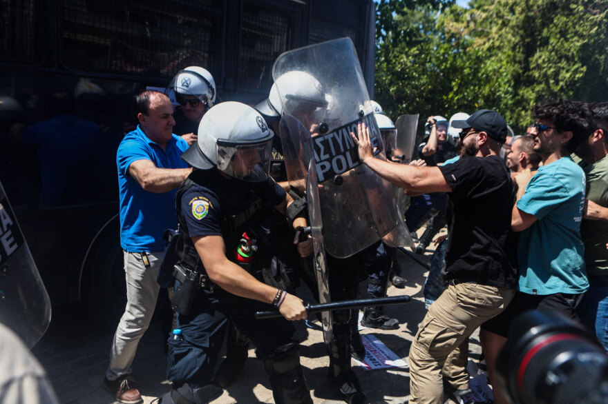 Δακρυγόνα και επεισόδια μεταξύ φοιτητών και ΜΑΤ έξω από τη Σύνοδο των Πρυτάνεων
