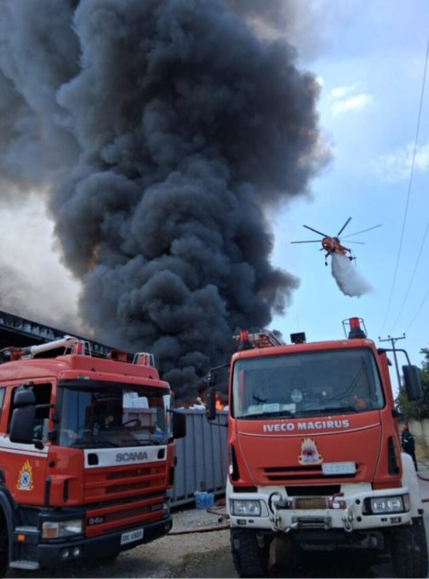 Ενισχύθηκαν οι δυνάμεις στη φωτιά σε εταιρία ανακύκλωσης στη ΒΙ.ΠΕ. Σίνδου - Μήνυμα 112 για επικίνδυνους καπνούς
