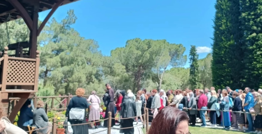 Άγιος Παΐσιος: Ουρές από πιστούς στη Σουρωτή για τη γιορτή του - Δείτε βίντεο και φωτογραφίες