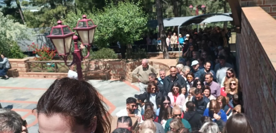 Άγιος Παΐσιος: Ουρές από πιστούς στη Σουρωτή για τη γιορτή του - Δείτε βίντεο και φωτογραφίες