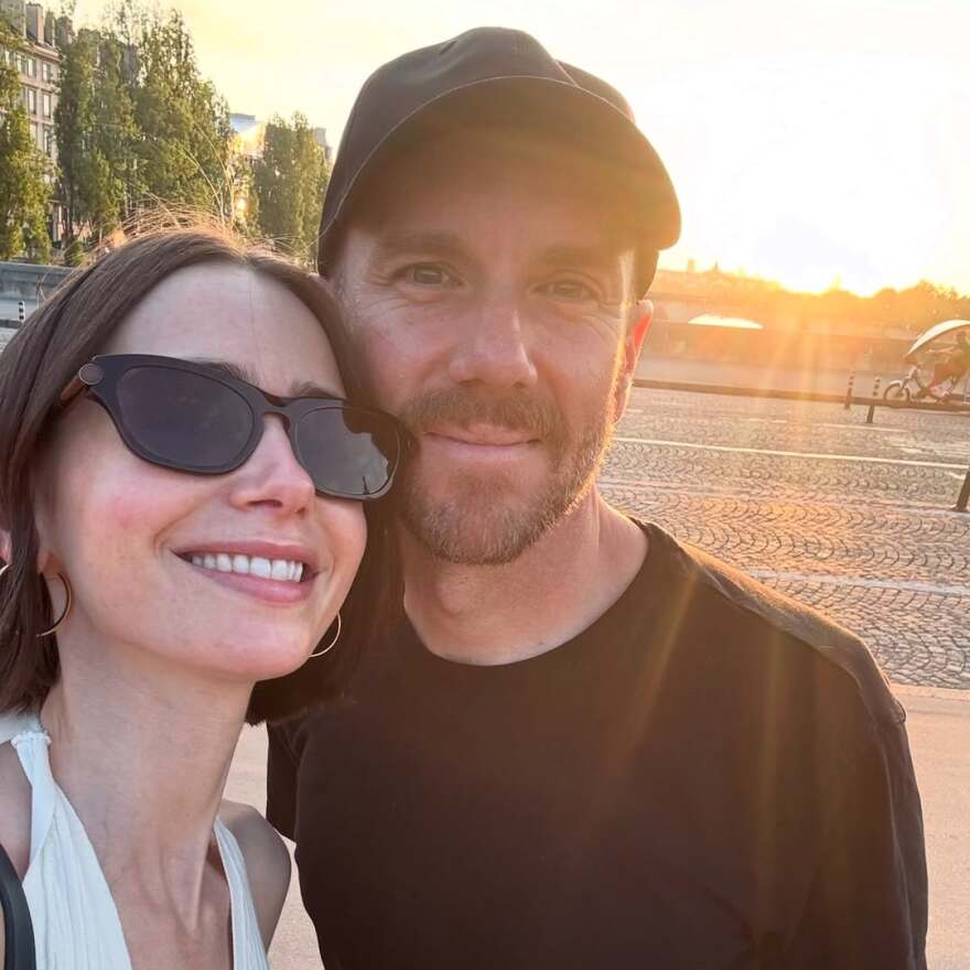 Λίλι Κόλινς στον σύζυγό της: Θεωρώ τον εαυτό μου τον πιο τυχερό που περνάω τη ζωή μου μαζί σου