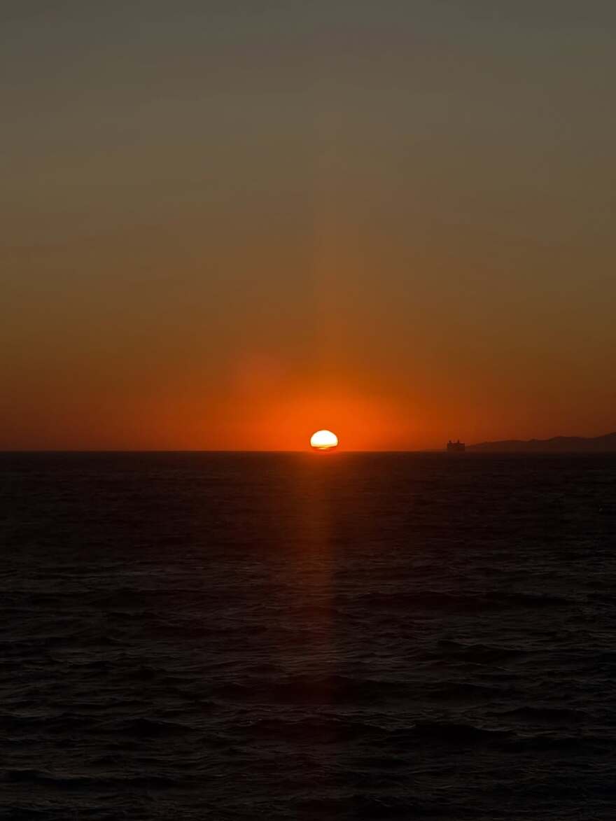 Η Ευγενία Σαμαρά απολαμβάνει το ηλιοβασίλεμα με το μαγιό της - Δείτε φωτογραφίες