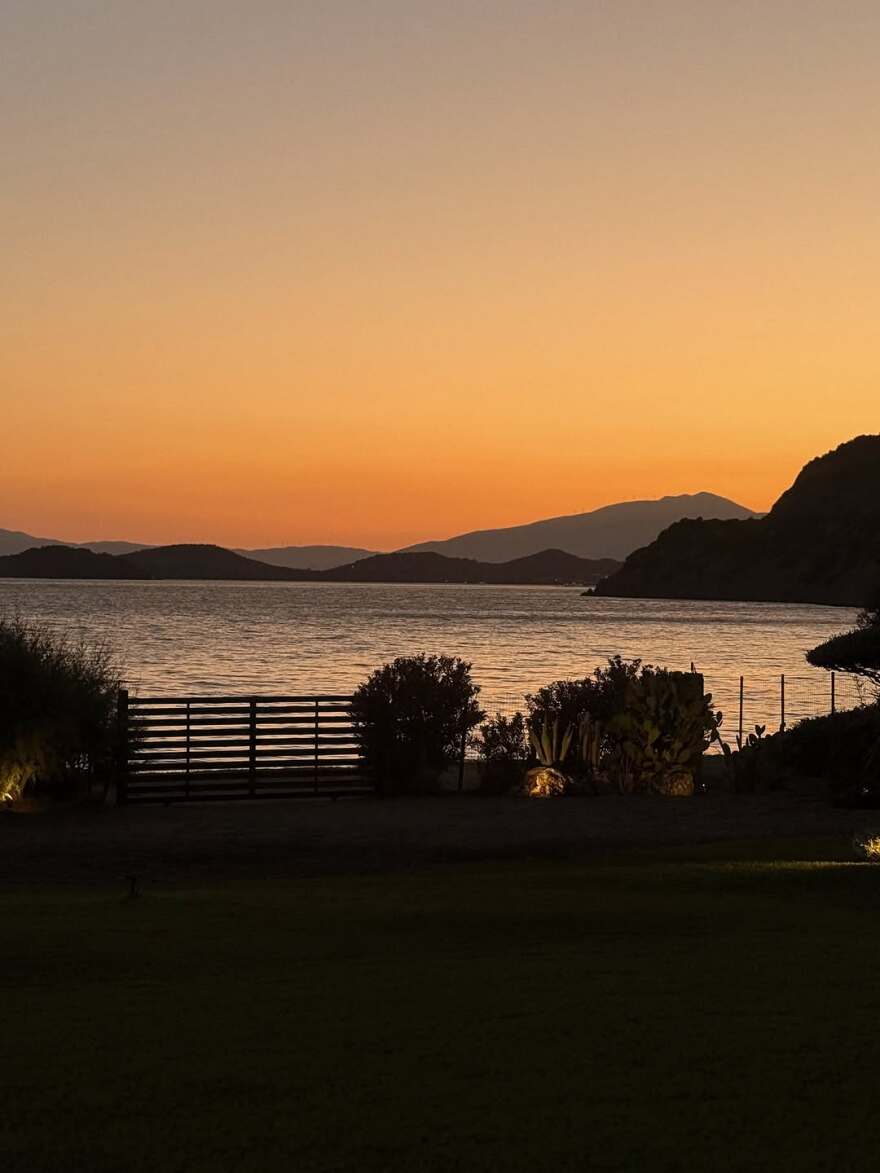 Η Ευγενία Σαμαρά απολαμβάνει το ηλιοβασίλεμα με το μαγιό της - Δείτε φωτογραφίες