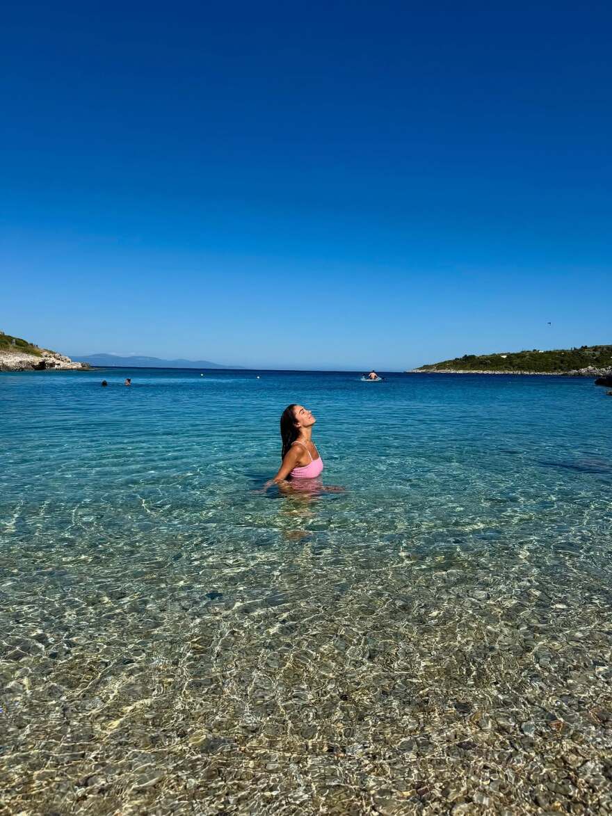 Η Άννα Πρέλεβιτς και ο Νικήτας Νομικός κάνουν διακοπές στους Παξούς: Δέκα χρόνια μετά επιστρέφω εδώ με τον άντρα μου