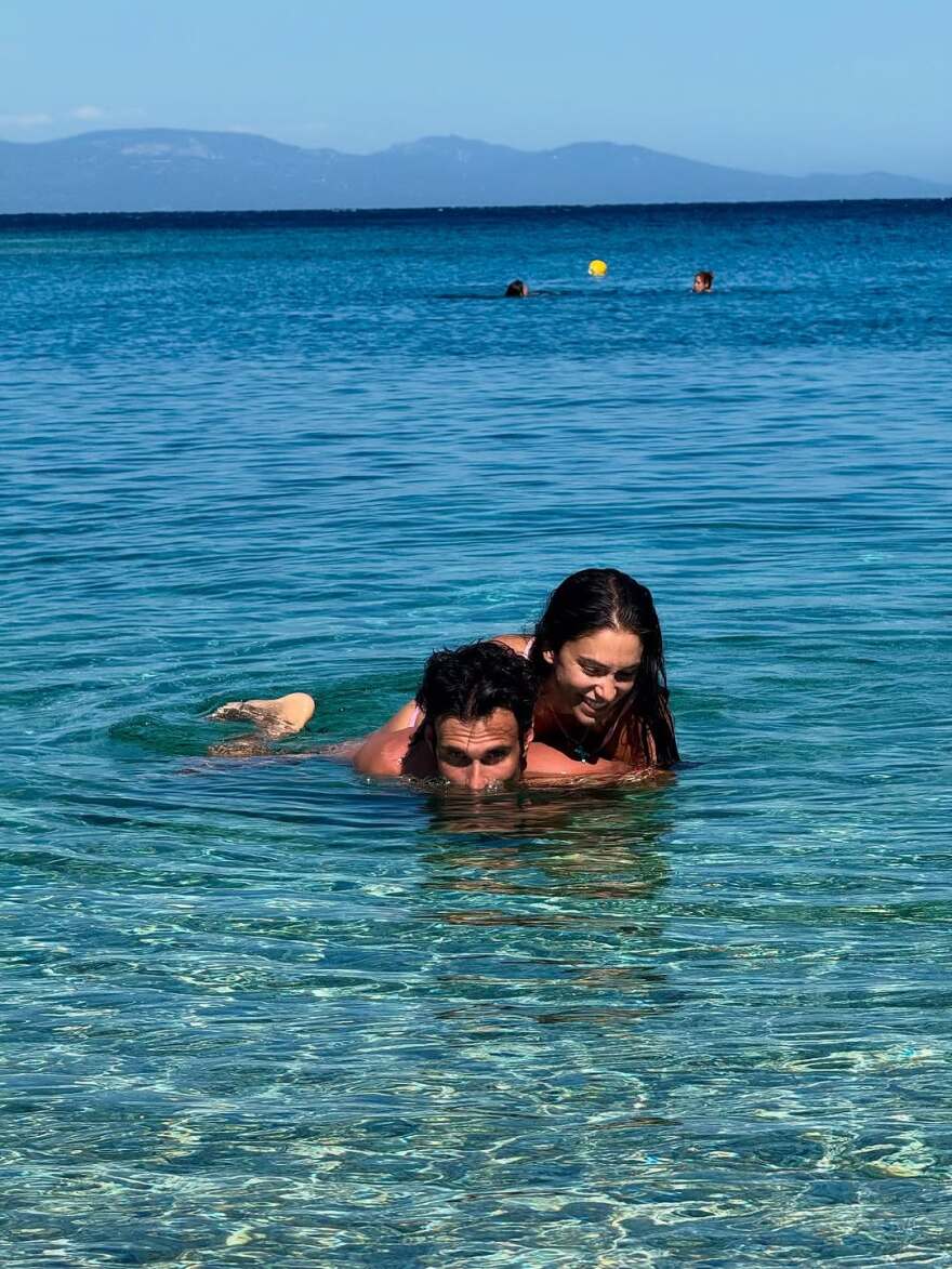 Η Άννα Πρέλεβιτς και ο Νικήτας Νομικός κάνουν διακοπές στους Παξούς: Δέκα χρόνια μετά επιστρέφω εδώ με τον άντρα μου
