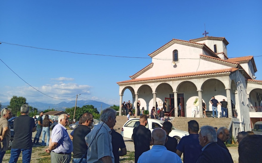 Θρήνος στην κηδεία της μικρής Αλεξάνδρας! Το "αντίο" στο αγγελούδι Αγρίνιο: Θρήνος στην κηδεία της 2χρονης Αλεξάνδρας που παρασύρθηκε από το αγροτικό όχημα του πατέρα της