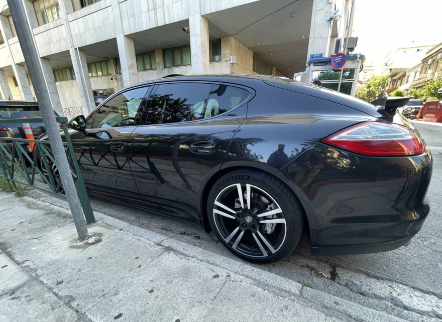 Επίδειξη πλουτισμού με Porsche Panamera, βίντεο από γυμναστήρια και γνωστές τραγουδίστριες έκανε ο γνωστός TikToker