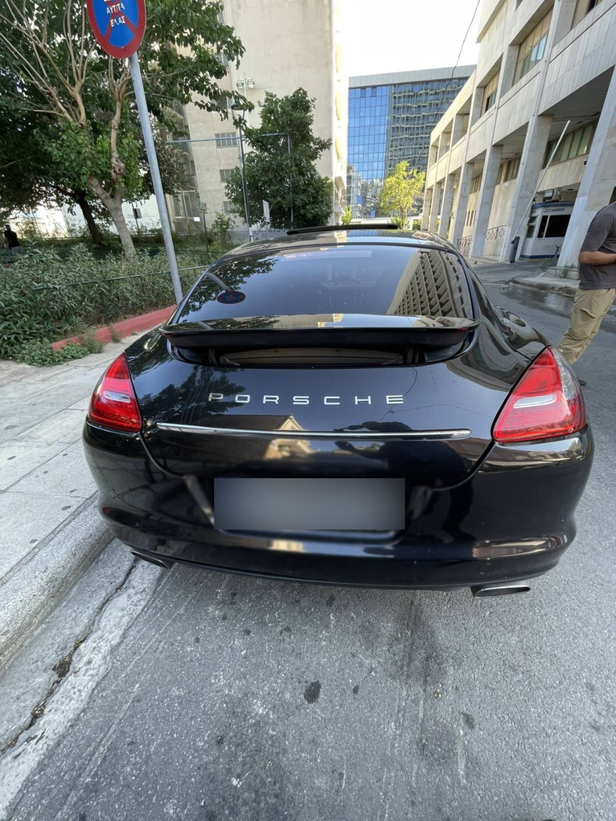 Επίδειξη πλουτισμού με Porsche Panamera, βίντεο από γυμναστήρια και γνωστές τραγουδίστριες έκανε ο γνωστός TikToker