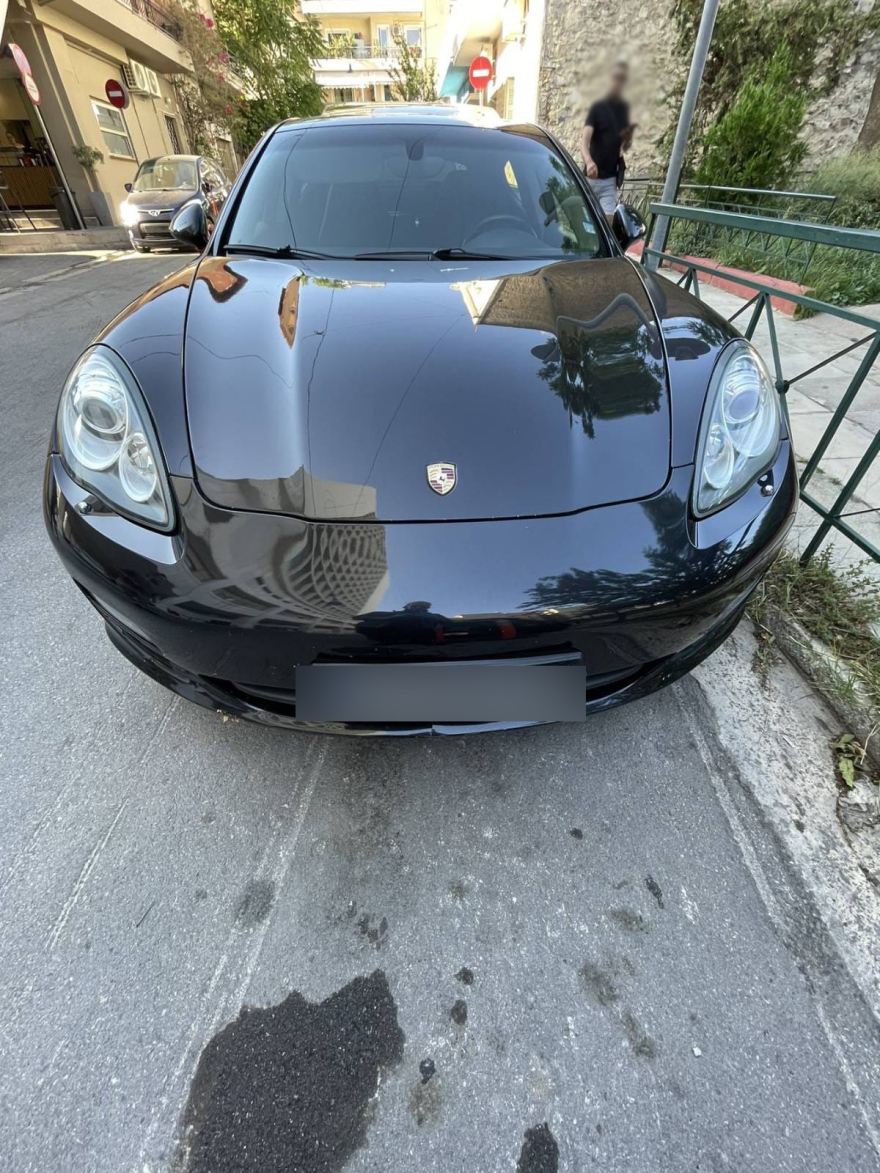 Επίδειξη πλουτισμού με Porsche Panamera, βίντεο από γυμναστήρια και γνωστές τραγουδίστριες έκανε ο γνωστός TikToker