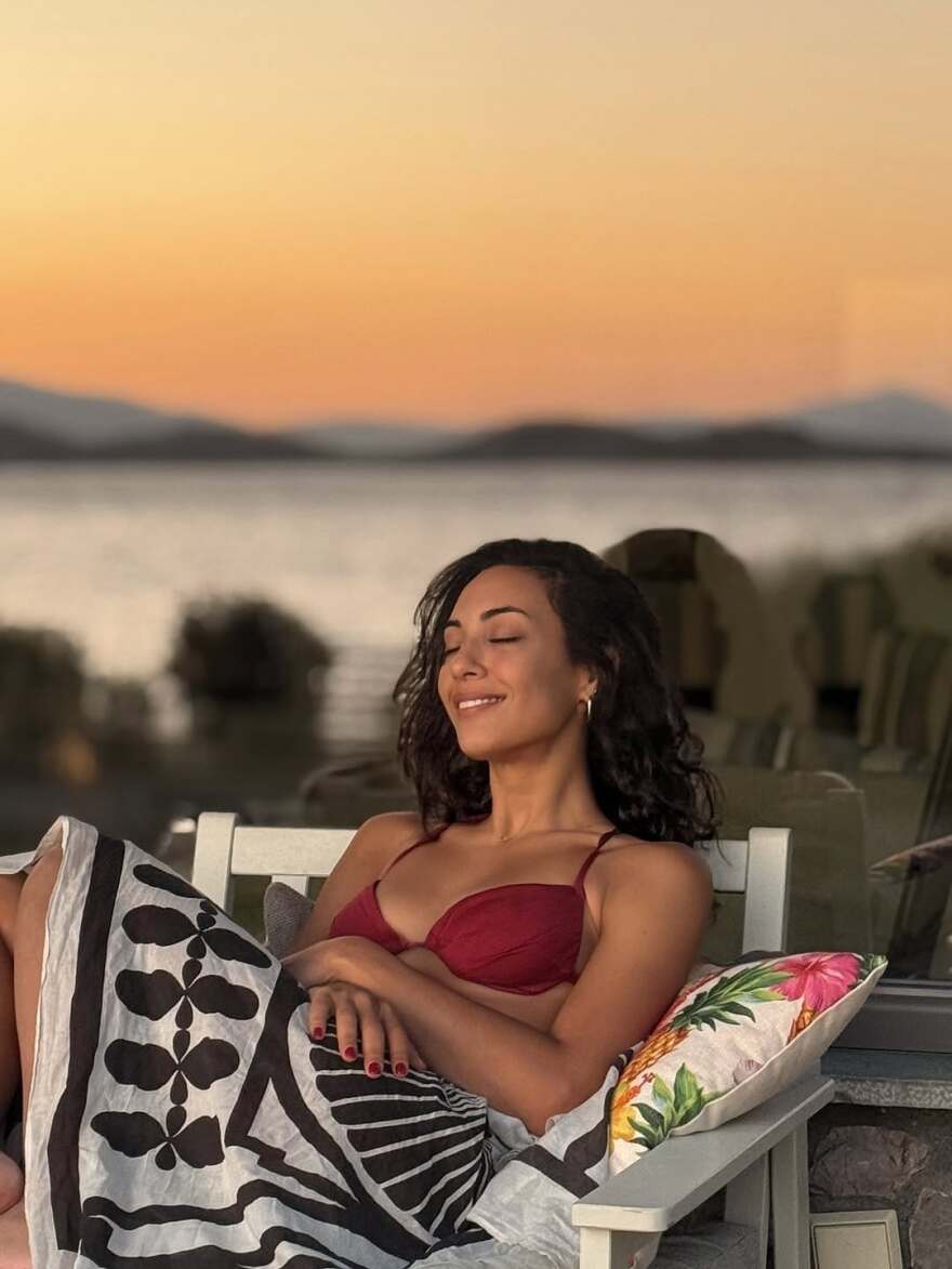 Η Ευγενία Σαμαρά απολαμβάνει το ηλιοβασίλεμα με το μαγιό της - Δείτε φωτογραφίες