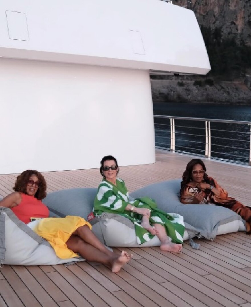 Κρις Τζένερ και Όπρα Γουίνφρεϊ έγιναν αχώριστες μετά τον γάμο του Τζεφ Μπέζος - Οι διακοπές τους στην Ισπανία