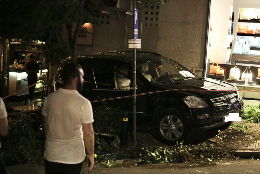 Αυτοκίνητο έπεσε σε εστιατόριο στο Κολωνάκι - Αναφορές για αρκετούς τραυματίες, δείτε βίντεο και φωτογραφίες