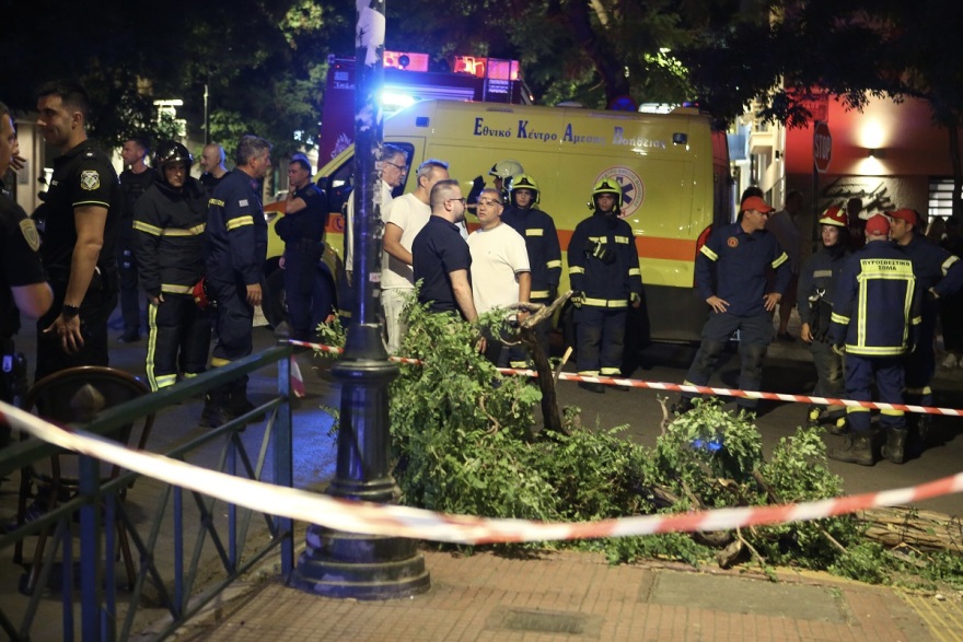 Αυτοκίνητο έπεσε σε εστιατόριο στο Κολωνάκι - Αναφορές για αρκετούς τραυματίες, δείτε βίντεο και φωτογραφίες