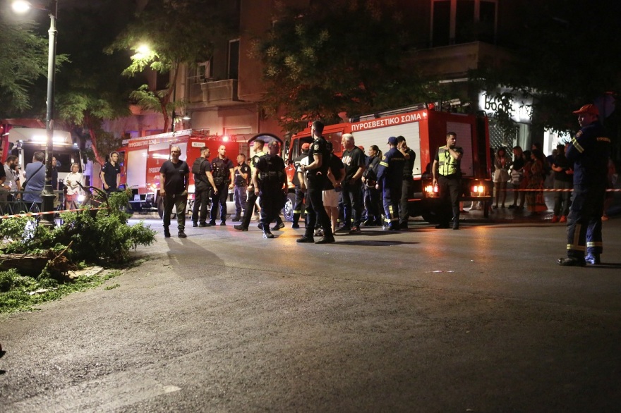 Αυτοκίνητο έπεσε σε εστιατόριο στο Κολωνάκι - Αναφορές για αρκετούς τραυματίες, δείτε βίντεο και φωτογραφίες