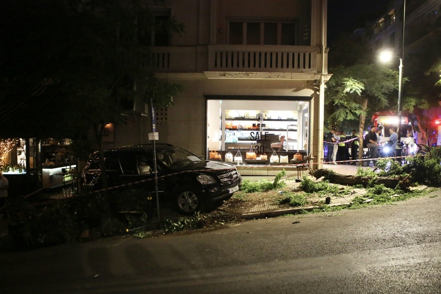 Αυτοκίνητο έπεσε σε εστιατόριο στο Κολωνάκι - Αναφορές για αρκετούς τραυματίες, δείτε βίντεο και φωτογραφίες