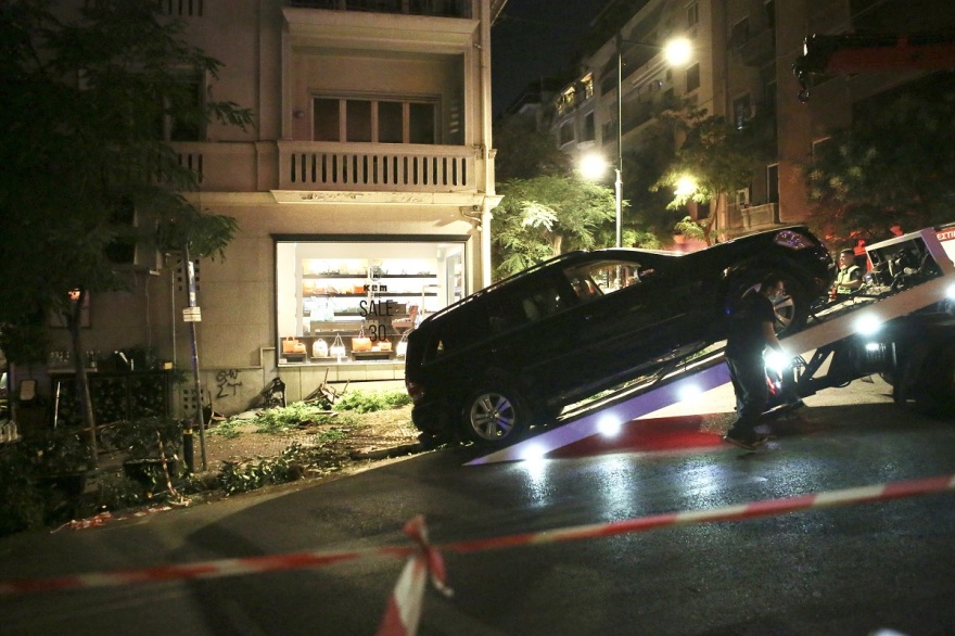 Αυτοκίνητο έπεσε σε εστιατόριο στο Κολωνάκι - Αναφορές για αρκετούς τραυματίες, δείτε βίντεο και φωτογραφίες