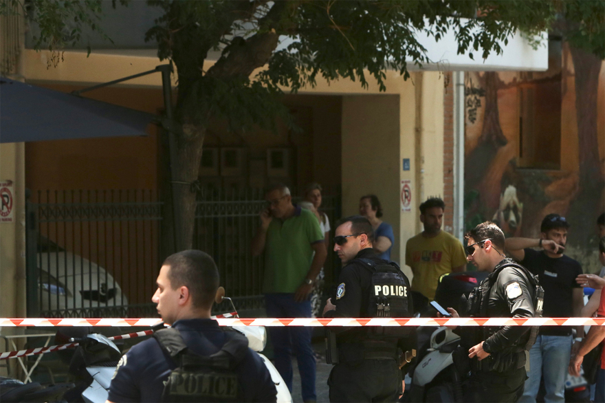 Πυροβολισμοί σε καφετέρια στον Κολωνό - Εμπλέκονται αστυνομικός και πολίτης, και οι δύο τραυματίες
