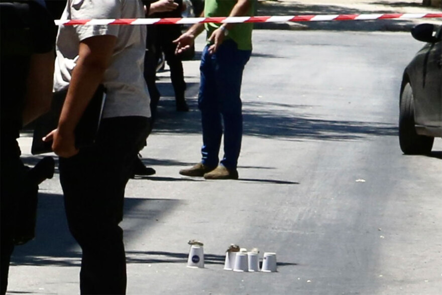 Πυροβολισμοί σε καφετέρια στον Κολωνό - Εμπλέκονται αστυνομικός και πολίτης, και οι δύο τραυματίες
