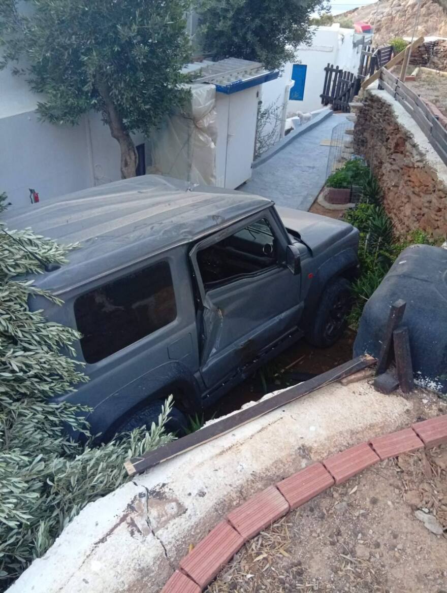 Τζιπ παρασύρθηκε από τον αέρα και έπεσε μέσα σε σπίτι Τήνος: Τζιπ παρασύρθηκε από τον αέρα και έπεσε μέσα σε σπίτι