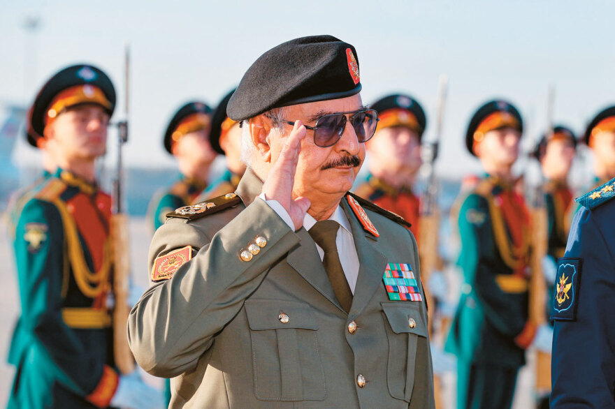 Χαφτάρ, ο πωλών τοις μετρητοίς: Ο υπασπιστής του Καντάφι που συμμετείχε στην ανατροπή του - Δήλωνε σύμμαχος της Ελλάδας αλλά έβαλε… τουρκικό φέσι