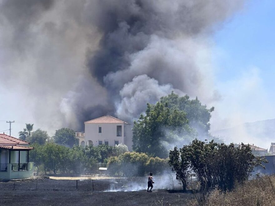Καλύτερη η εικόνα της φωτιάς στην Καλλονή Λέσβου