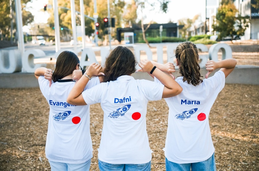 Plaisiobots: Το όνειρο τριών μαθητριών έγινε ταξίδι γνώσης στην Καλιφόρνια