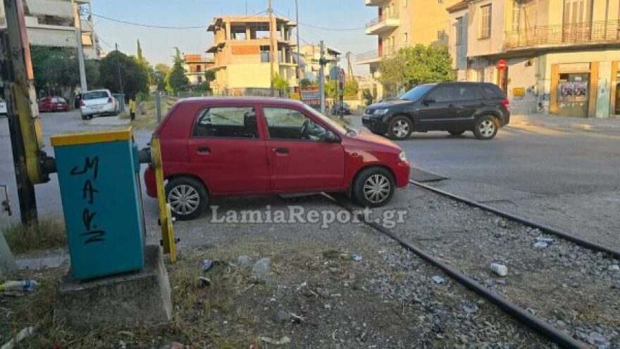 Πάρκαρε πάνω σε γραμμές τρένου στη Λαμία για να παίξει τυχερά παιχνίδια - Δείτε φωτογραφίες