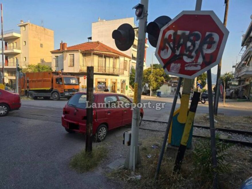 Πάρκαρε πάνω σε γραμμές τρένου στη Λαμία για να παίξει τυχερά παιχνίδια - Δείτε φωτογραφίες