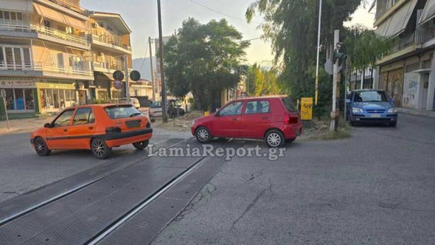 Πάρκαρε πάνω σε γραμμές τρένου στη Λαμία για να παίξει τυχερά παιχνίδια - Δείτε φωτογραφίες
