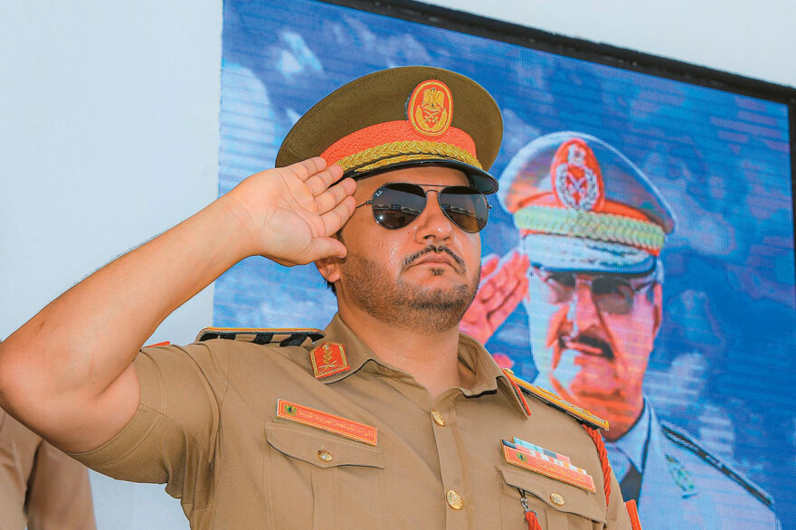 Χαφτάρ, ο πωλών τοις μετρητοίς: Ο υπασπιστής του Καντάφι που συμμετείχε στην ανατροπή του - Δήλωνε σύμμαχος της Ελλάδας αλλά έβαλε… τουρκικό φέσι