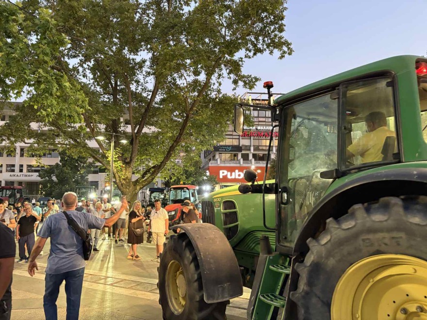Με τρακτέρ στο κέντρο της Λάρισας: Συλλαλητήριο αγροτών και κτηνοτρόφων - Δείτε βίντεο και φωτογραφίες