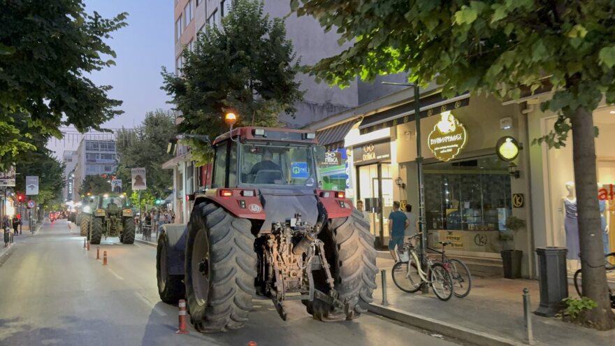 Με τρακτέρ στο κέντρο της Λάρισας: Συλλαλητήριο αγροτών και κτηνοτρόφων - Δείτε βίντεο και φωτογραφίες