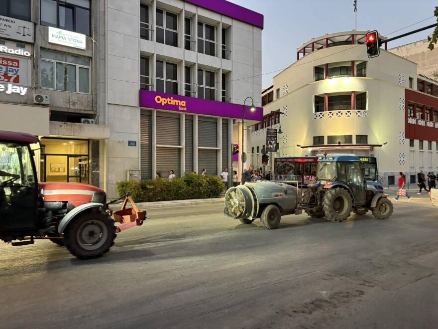 Με τρακτέρ στο κέντρο της Λάρισας: Συλλαλητήριο αγροτών και κτηνοτρόφων - Δείτε βίντεο και φωτογραφίες