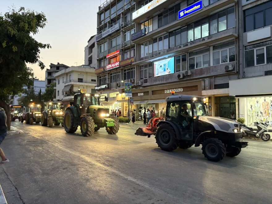 Με τρακτέρ στο κέντρο της Λάρισας: Συλλαλητήριο αγροτών και κτηνοτρόφων - Δείτε βίντεο και φωτογραφίες