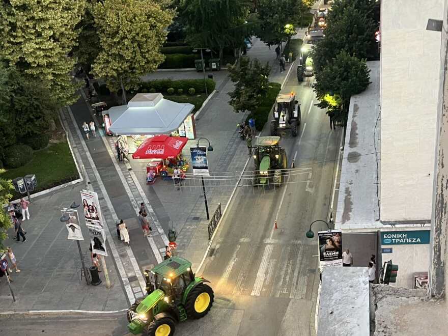 Με τρακτέρ στο κέντρο της Λάρισας: Συλλαλητήριο αγροτών και κτηνοτρόφων - Δείτε βίντεο και φωτογραφίες