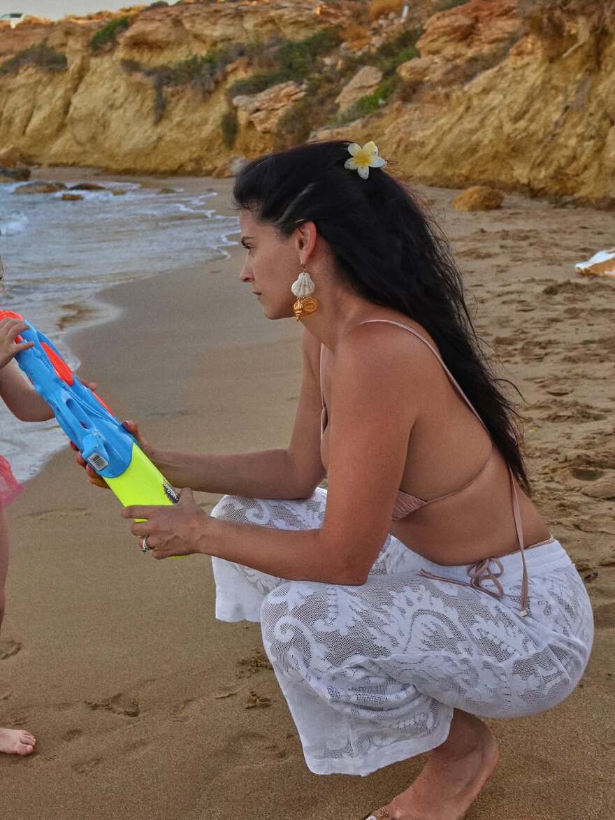 Χριστίνα Μπόμπα: Το φωτογραφικό άλμπουμ από τις οικογενειακές διακοπές της στην Πάρο