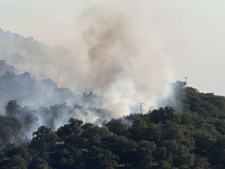 Μαίνεται η φωτιά στο Σκαλοχώρι Λέσβου: Πνέουν ισχυροί άνεμοι