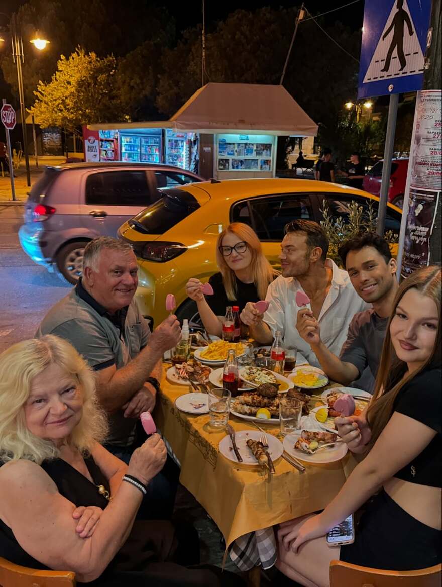 Ο Δημήτρης Γιαννέτος γιόρτασε τον αρραβώνα με τον σύντροφό του στην Ελλάδα - Δείτε φωτογραφίες 