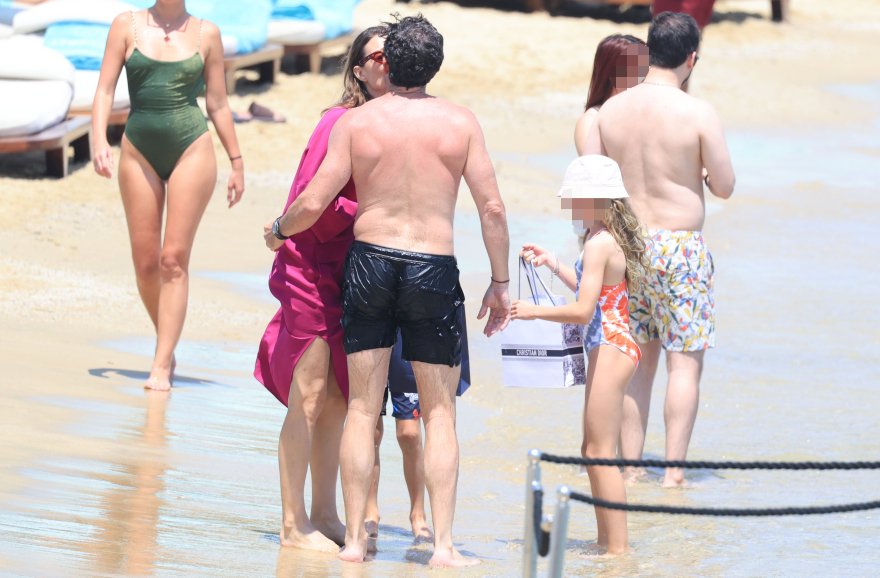 Φωτογραφίες: Η Βίκυ Καγιά στη Μύκονο με τον Ηλία Κρασσά και τα παιδιά τους