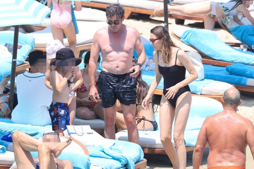 Φωτογραφίες: Η Βίκυ Καγιά στη Μύκονο με τον Ηλία Κρασσά και τα παιδιά τους