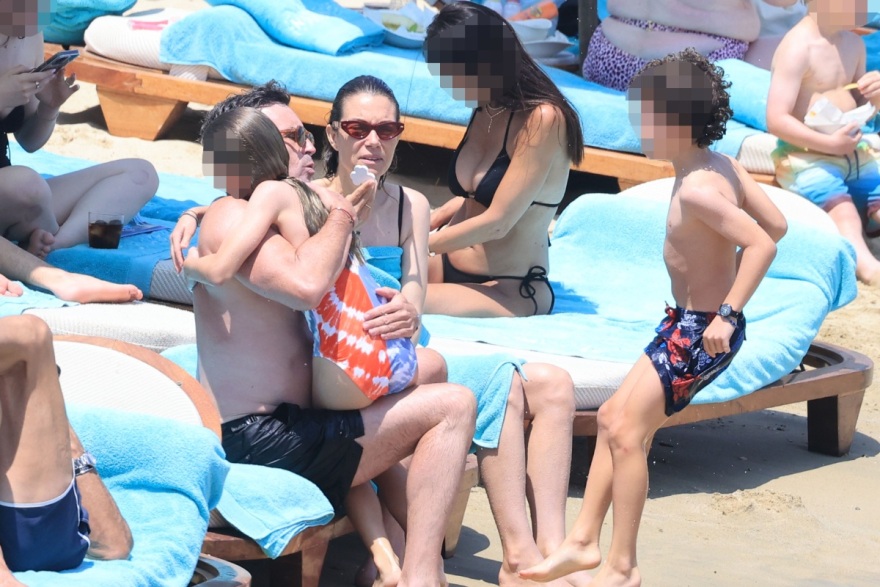 Φωτογραφίες: Η Βίκυ Καγιά στη Μύκονο με τον Ηλία Κρασσά και τα παιδιά τους