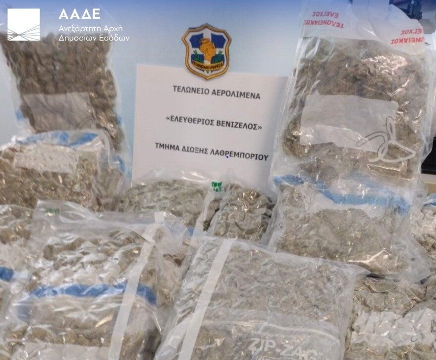 Απίστευτα ευρήματα από τους τελωνειακούς ελέγχους της ΑΑΔΕ: Τσιγάρα αντί για οδοντόπαστες, πλαστοί πίνακες και... μπακλαβάδες