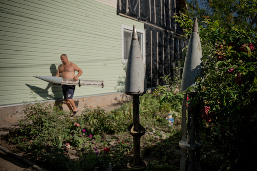 Πόλεμος στην Ουκρανία: Αγρότης διακοσμεί το σπίτι του με... πυραύλους