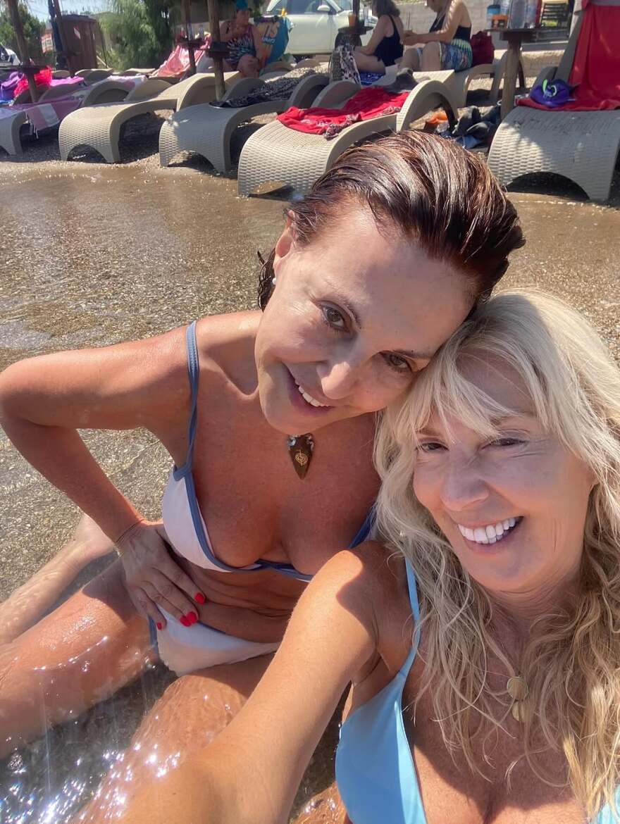 Η Αλεξάνδρα Παλαιολόγου ποζάρει με μπικίνι στο Λουτράκι - Δείτε φωτογραφίες