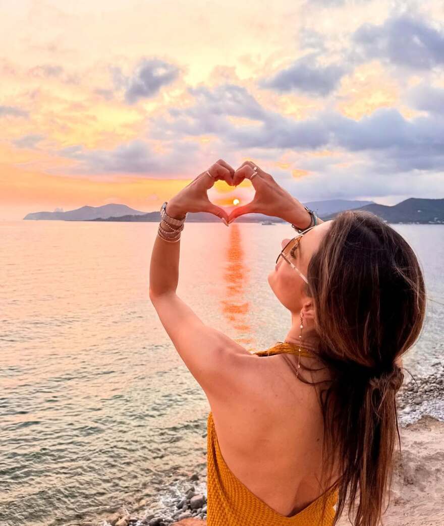 Αλεσάντρα Αμπρόσιο: Τα φιλιά με τον σύντροφό της στην Ίμπιζα και οι αποκαλυπτικές φωτογραφίες