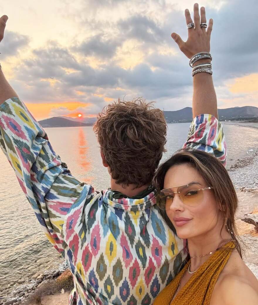 Αλεσάντρα Αμπρόσιο: Τα φιλιά με τον σύντροφό της στην Ίμπιζα και οι αποκαλυπτικές φωτογραφίες