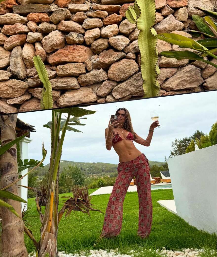 Αλεσάντρα Αμπρόσιο: Τα φιλιά με τον σύντροφό της στην Ίμπιζα και οι αποκαλυπτικές φωτογραφίες