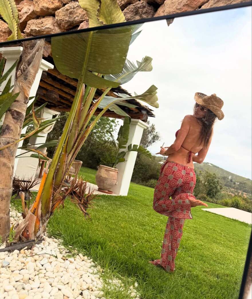 Αλεσάντρα Αμπρόσιο: Τα φιλιά με τον σύντροφό της στην Ίμπιζα και οι αποκαλυπτικές φωτογραφίες