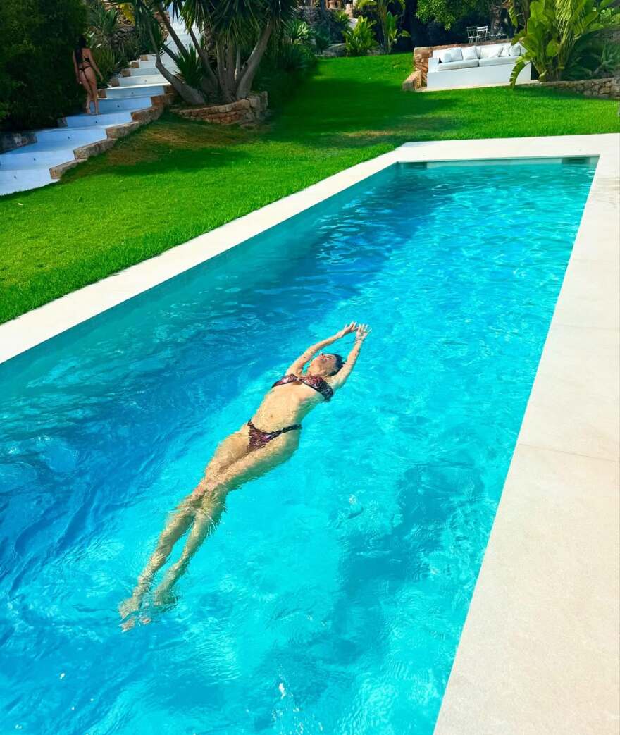 Αλεσάντρα Αμπρόσιο: Τα φιλιά με τον σύντροφό της στην Ίμπιζα και οι αποκαλυπτικές φωτογραφίες